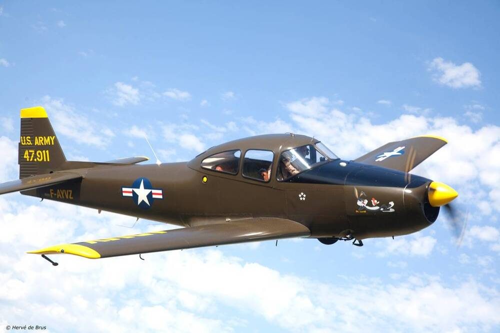 Navion 47.911 in flight, blue sky