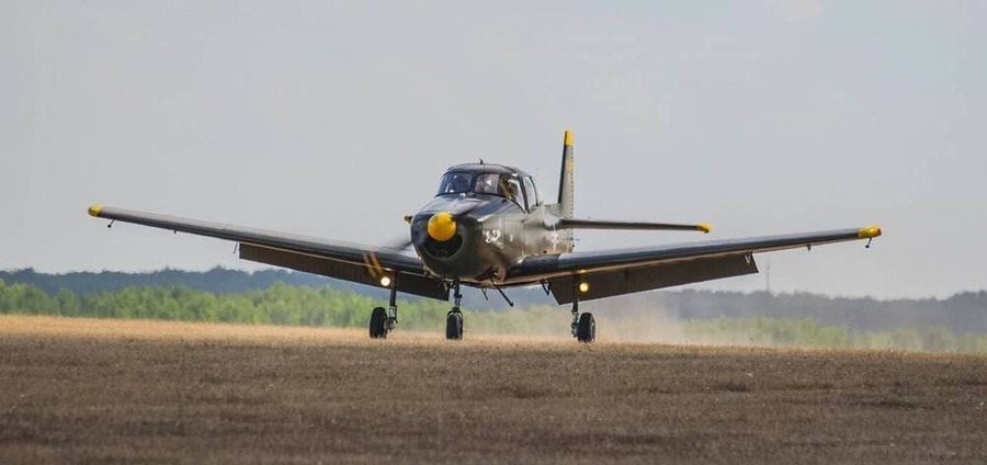 Navion 47.911 head-on on a grass strip